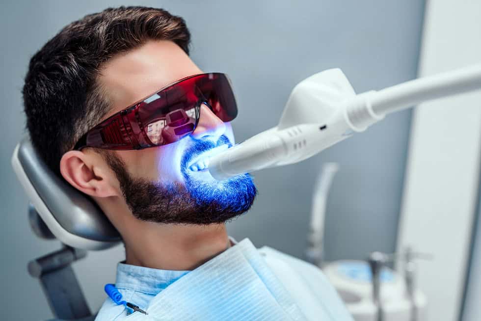 Click illuminante per sbiancare i denti